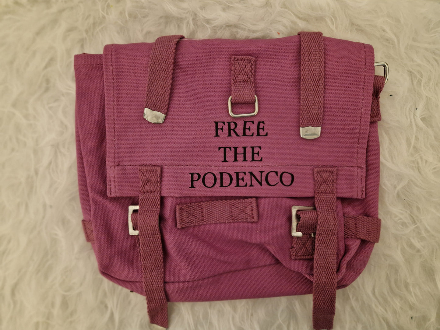 Kleine Bundeswehrtasche in lila mit Free the Podenco Druck