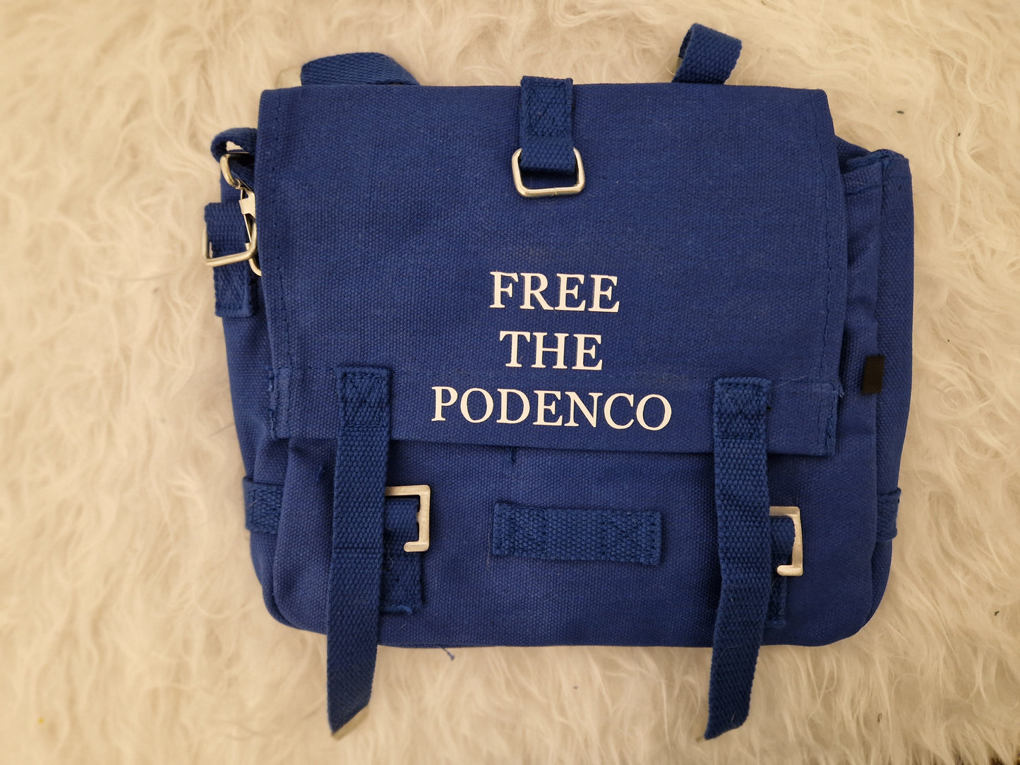 Kleine Bundeswehrtasche in azur blau mit Free the Podenco Druck