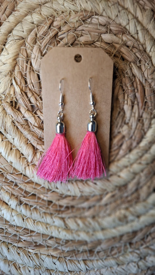 Hängender Ohrring mit pinker Quaste