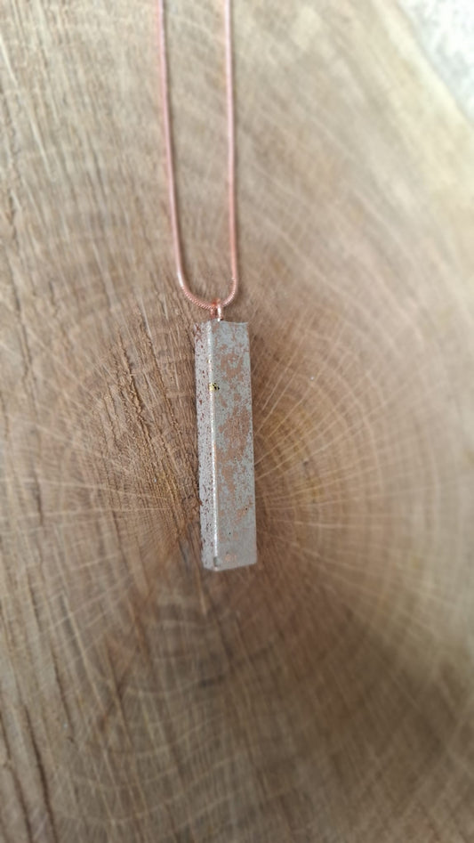 Beton Halskette viereckig trifft auf Rosegold