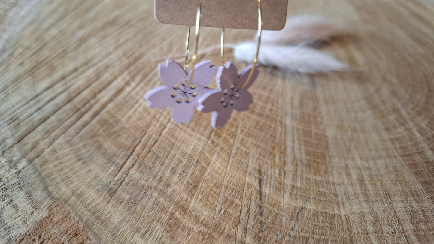 Goldene Creolen trifft auf Lila Holzblume