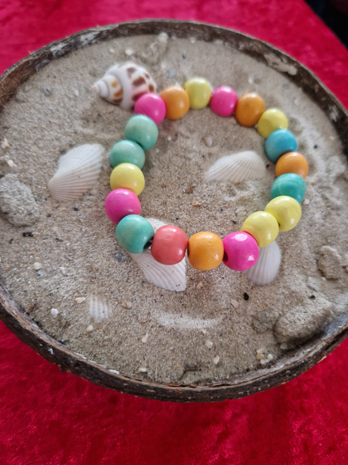 Armband mit Gummizug und Holzperlen