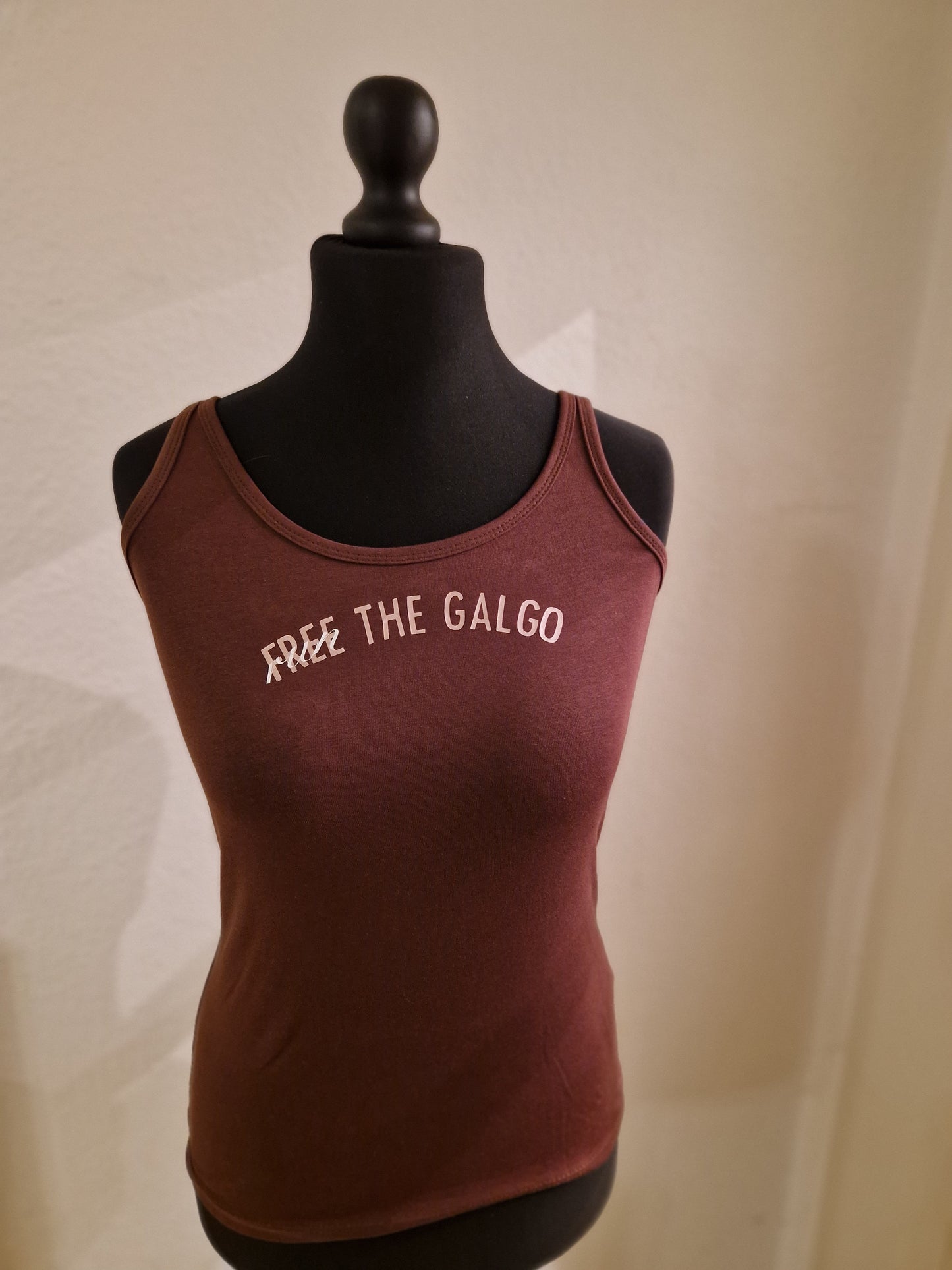 Trägertop in Braun mit *Free the Galgo* Aufdruck