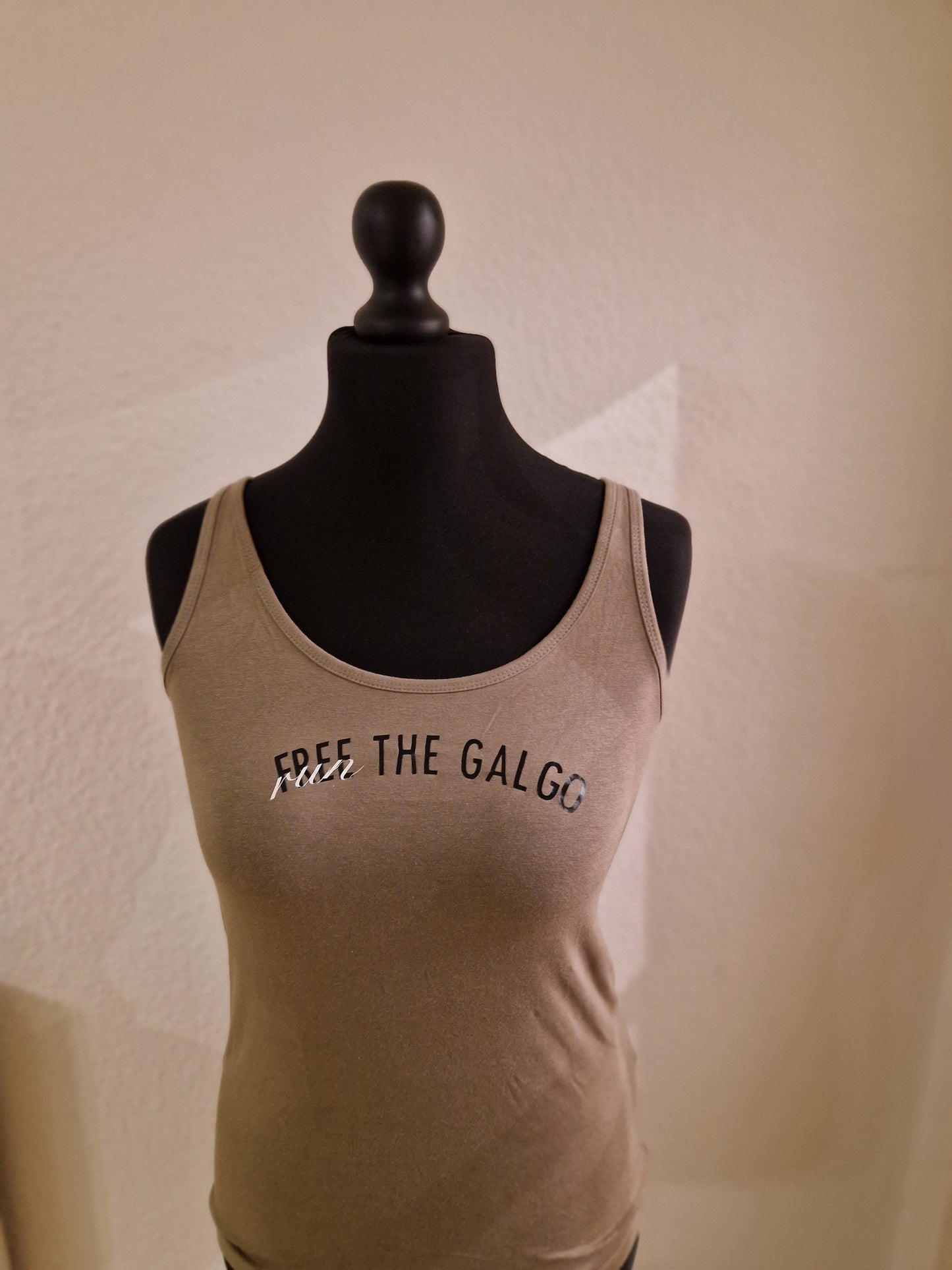 Trägertop in Oliv mit dem Aufdruck *Free the Galgo*