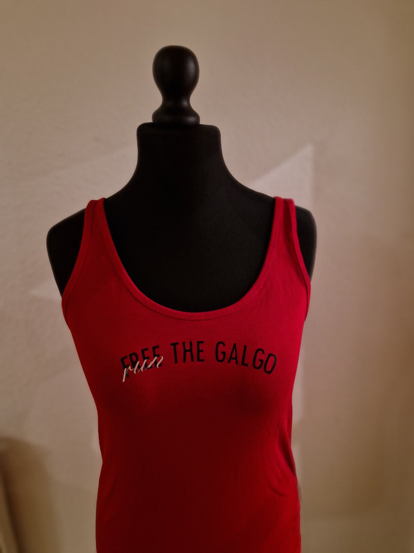 Trägertop in Rot mir dem Aufdruck * Free the Galgo* drauf