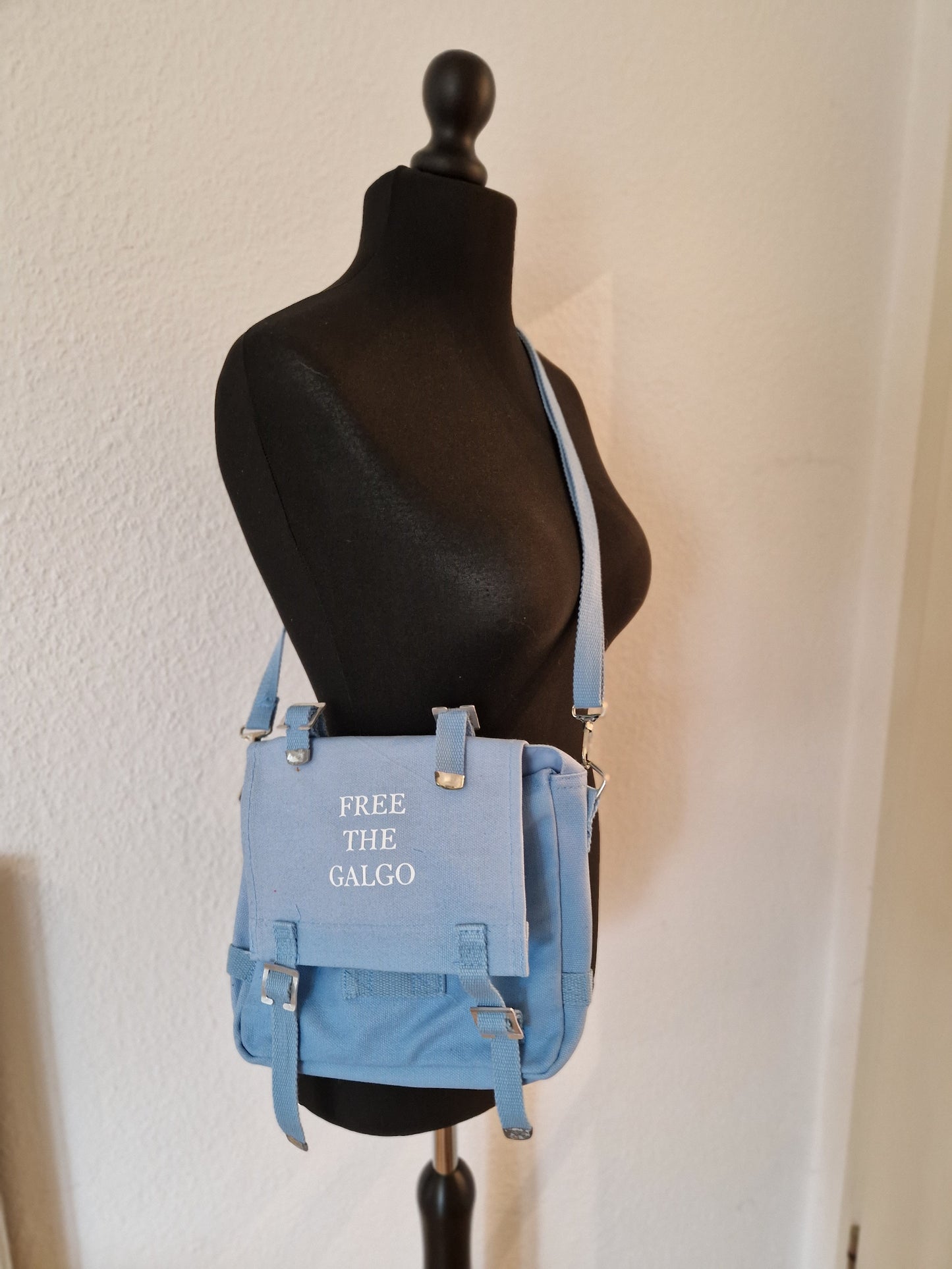 kleine Bundeswehrtasche in Hellblaum mit *Free the Galgo*