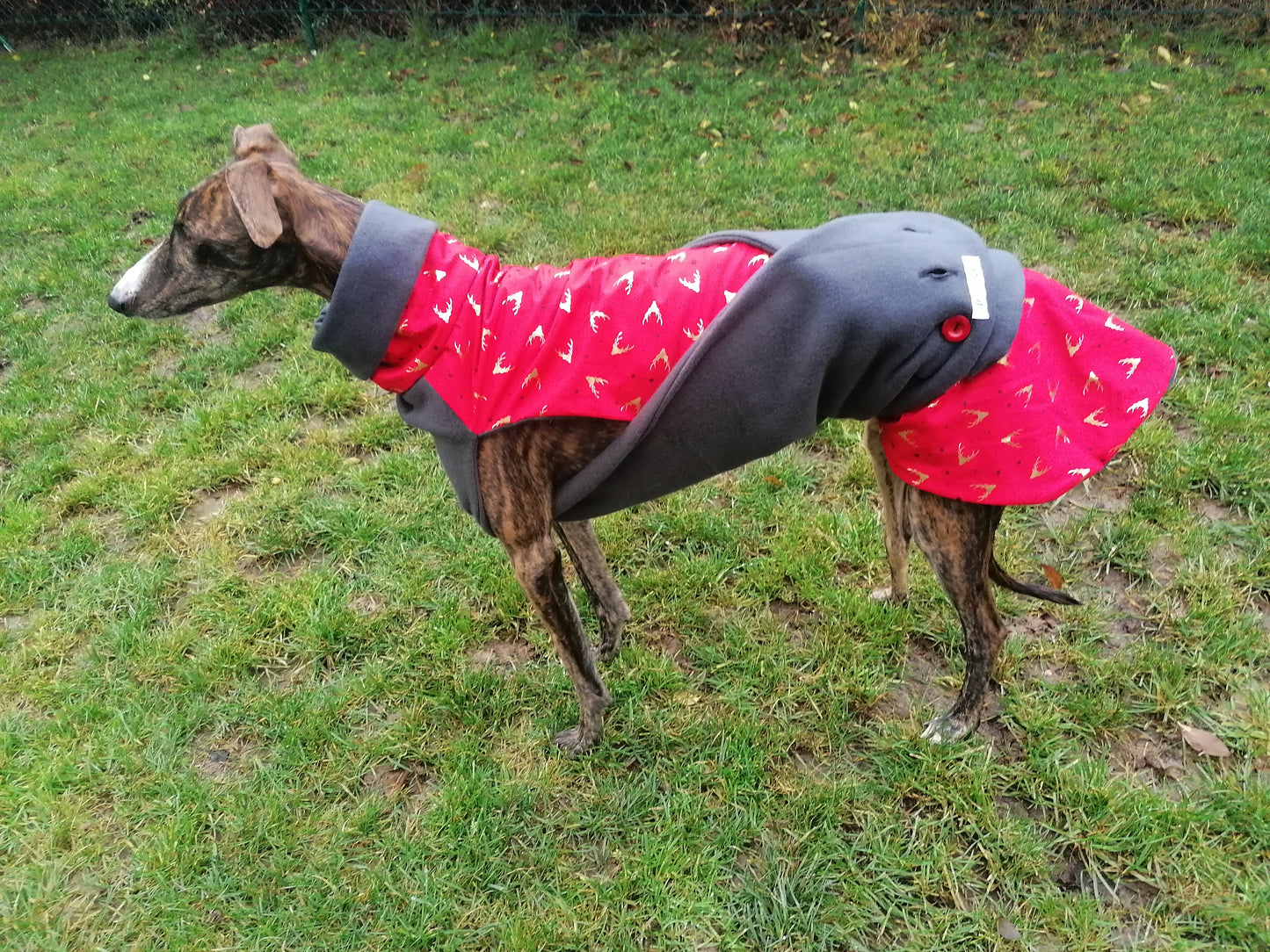 Weihnachtsmantel im klassischen Rot mit Hirschköpfen
