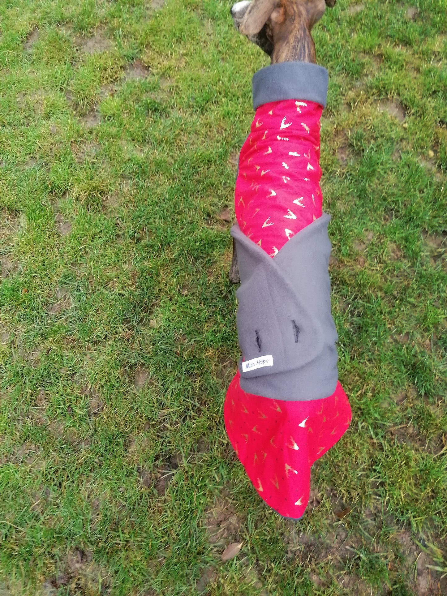 Weihnachtsmantel im klassischen Rot mit Hirschköpfen