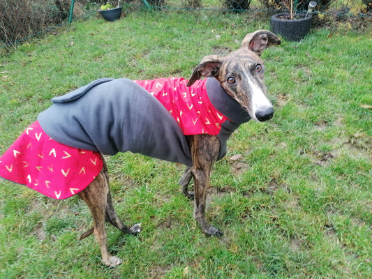 Weihnachtsmantel im klassischen Rot mit Hirschköpfen