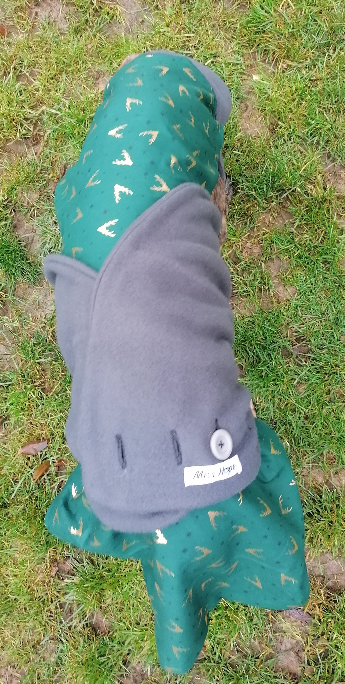 Weihnachtsmantel mit goldenen Hirschen