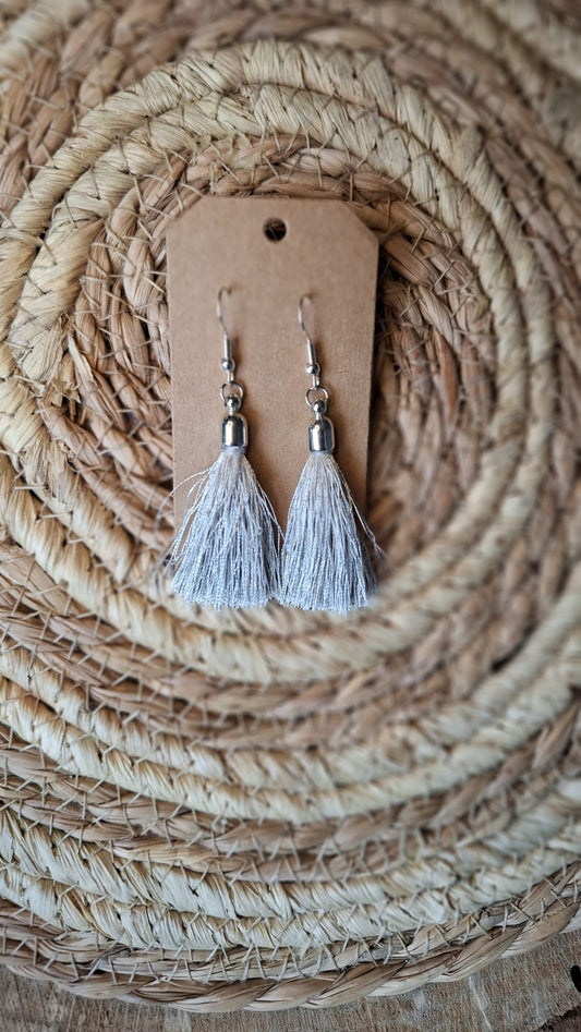 Hängender Ohrring mit blaugrauer Quaste