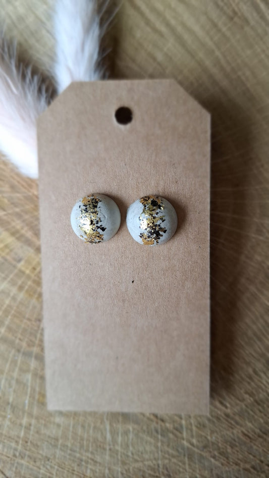 Beton Ohrstecker trifft auf Gold