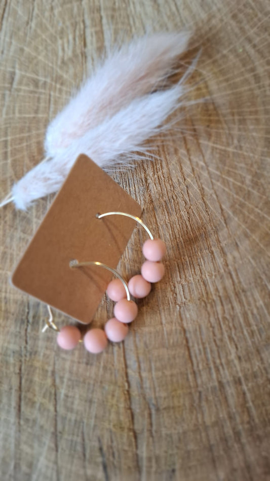 Goldene Creolen trifft auf rosa Perlen