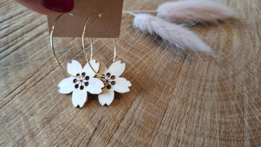 Goldene Creolen trifft auf Holzblume