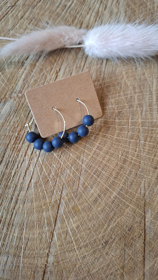 Goldene Creolen trifft auf blaue Perlen