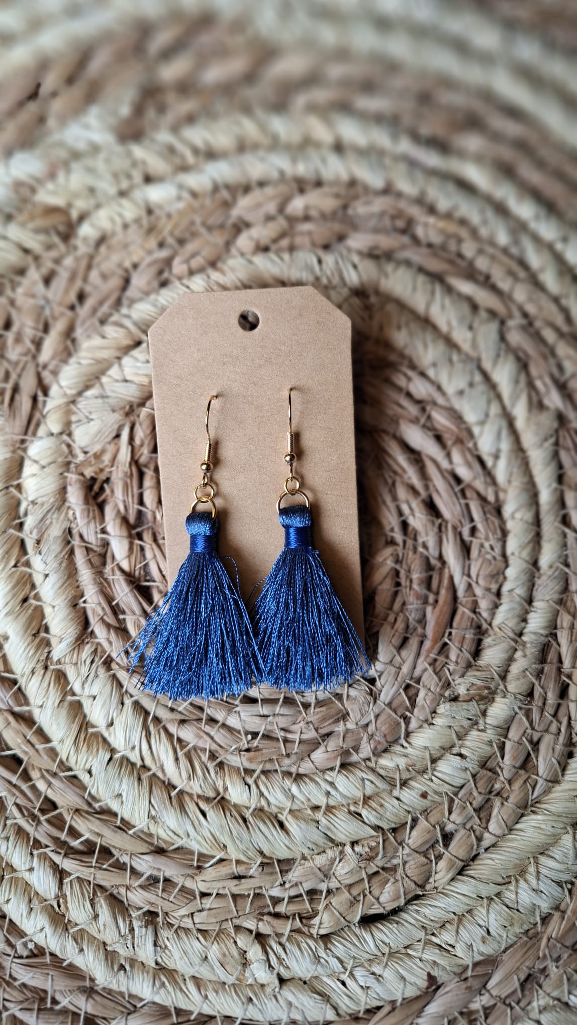 Hängender Ohrring mit dunkelblauer Quaste