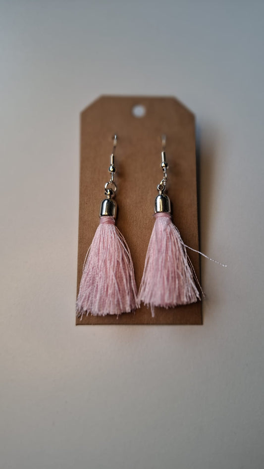 Hängender Ohrring mit rosa Quaste