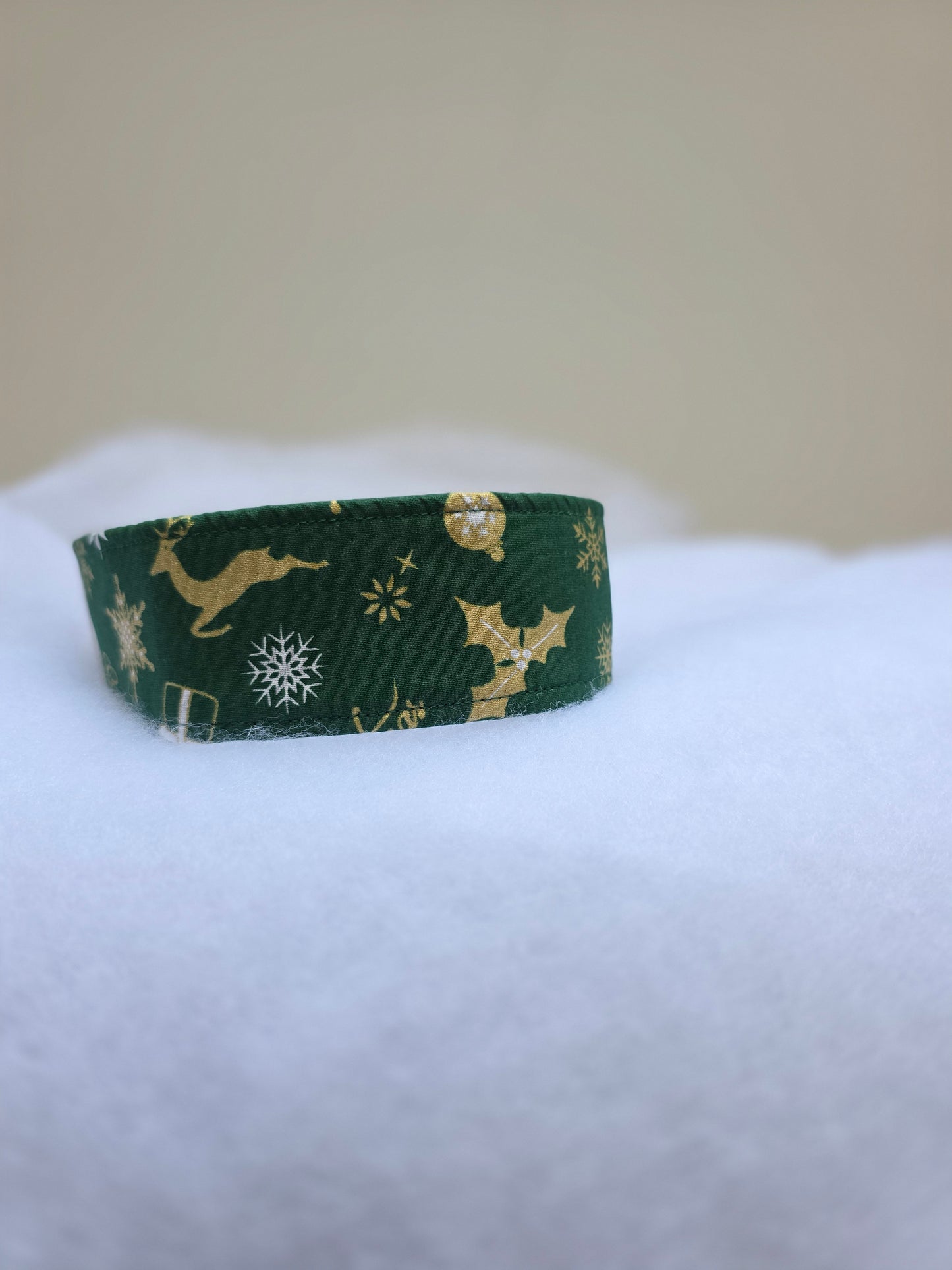 Dunkelgrün mit goldenen Weihnachtsmotiven