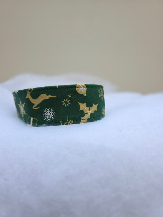 Dunkelgrün mit goldenen Weihnachtsmotiven