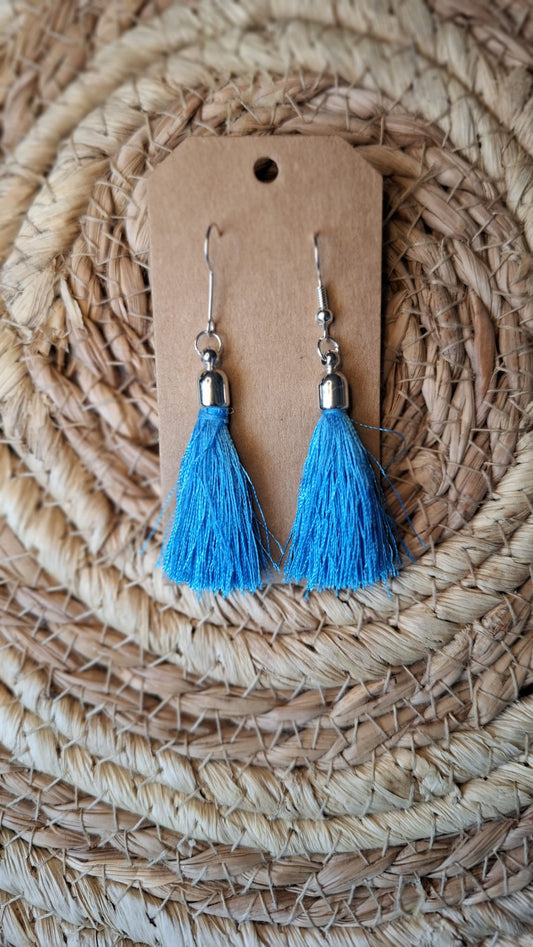 Hängender Ohrring mit blauer Quaste