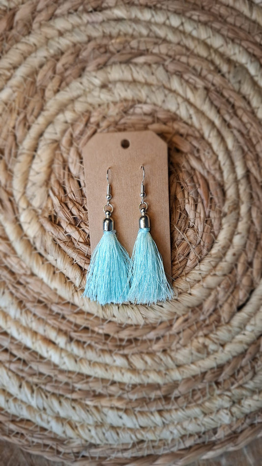 Hängender Ohrring mit hellblauen Quaste