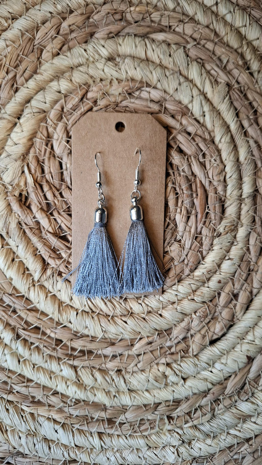 Hängender Ohrring mit grauer Quaste