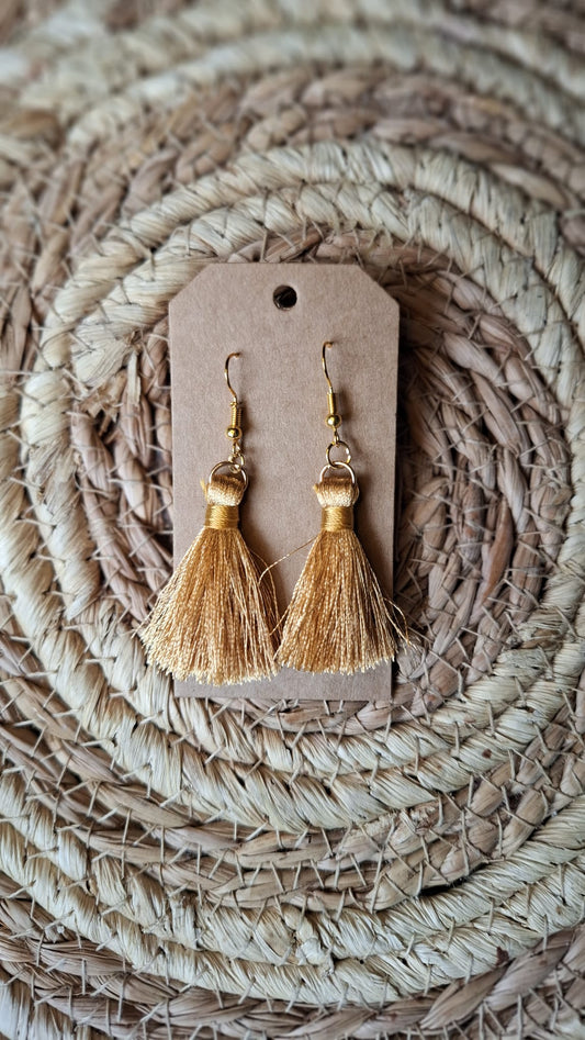 Hängender Ohrring mit goldener Quaste