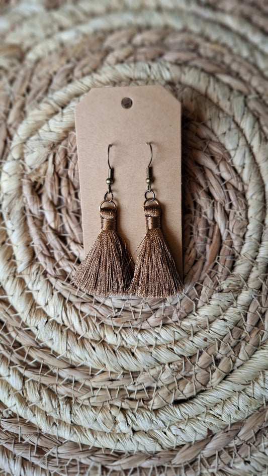 Hängender Ohrring mit brauner Quaste