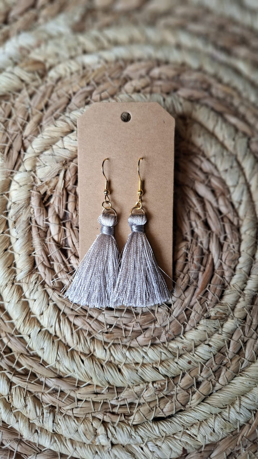 Hängender Ohrring mit grauer Quaste