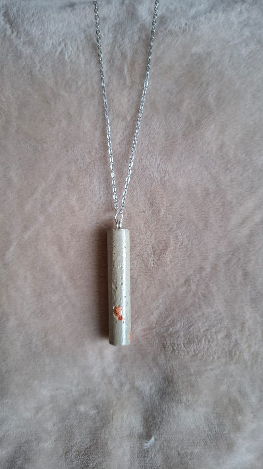 Beton Halskette trifft auf Rose