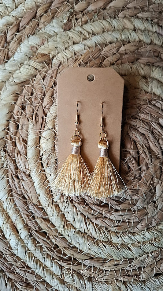 Hängender Ohrring mit hell goldener Quaste