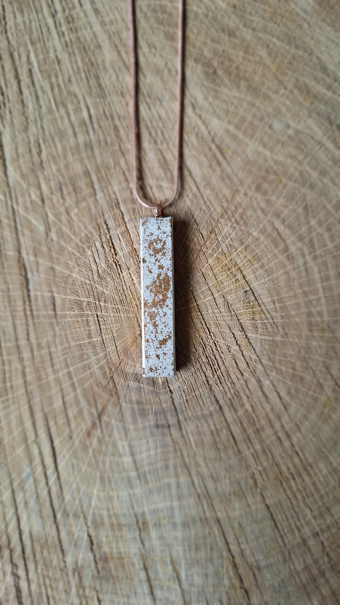 Beton Halskette viereckig trifft auf Rosegold