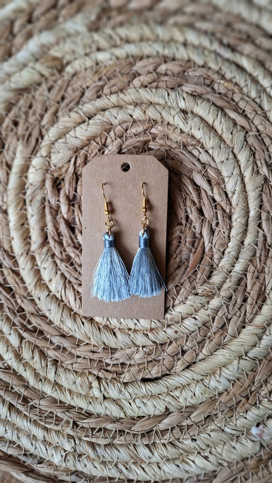 Hängender Ohrring mit graublauer Quaste