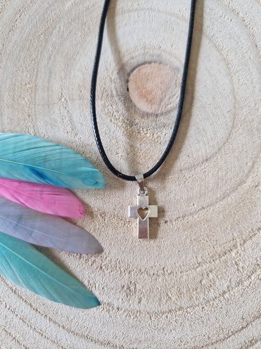 Halskette mit Kreuz Anhänger